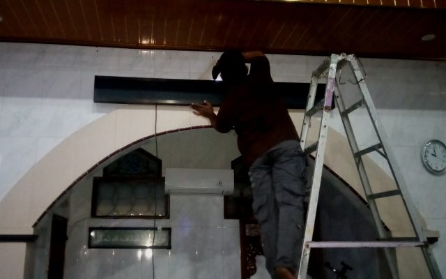 Pemasangan Jam Sholat di Masjid